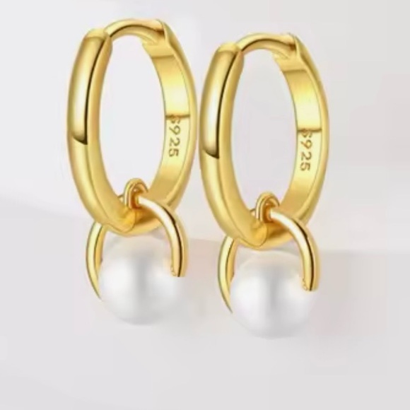 Boutique Jewelry - New 🎁 Minimalistic Gold Hoop Earrings